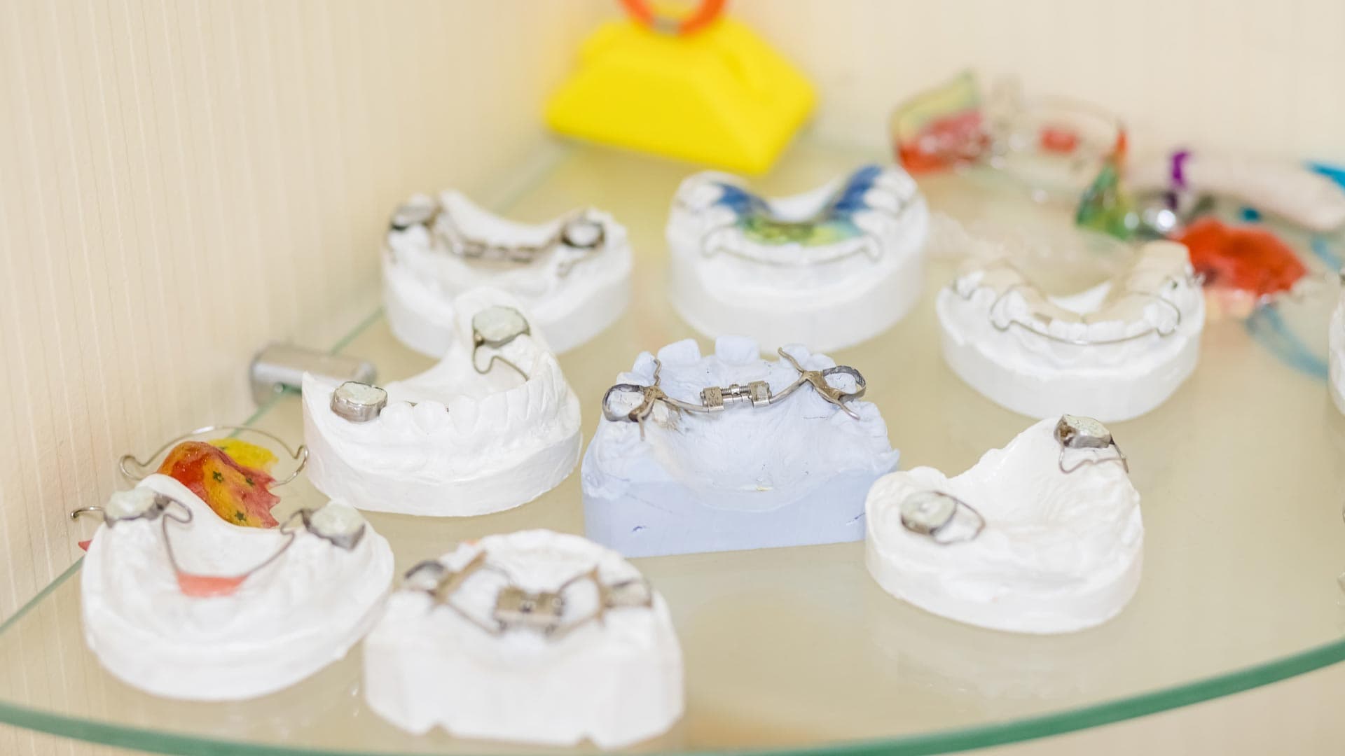 ¡Encargue placas Hawley con colores, diseños o purpurina!